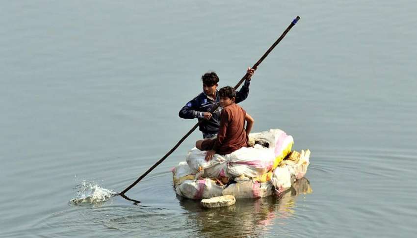 حیدرآباد: دو نوجوان اپنی خود ساختہ کشتی پر پنیاری نہر عبور ..