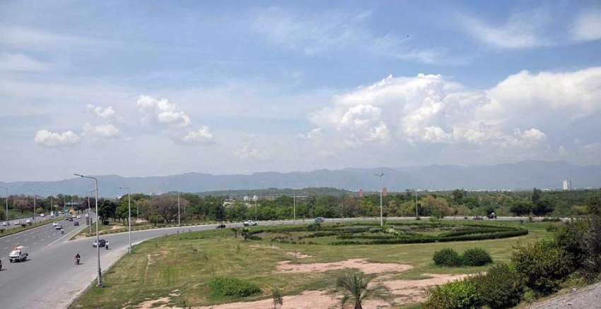 اسلام آباد: شہر کے آسمانوں پر بادل منڈلاتے ہوئے دلکش نظارہ۔
