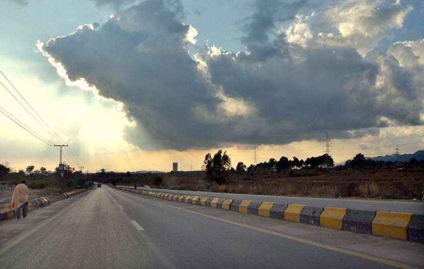 اسلام آباد: شہر کے آسمانوں پر تاریک گھنے بادل منڈلا رہے ہیں۔
