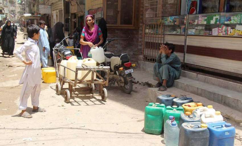 کراچی : نیا آباد میں پانی کی قلت کے باعث شہری دور دراز سے ..