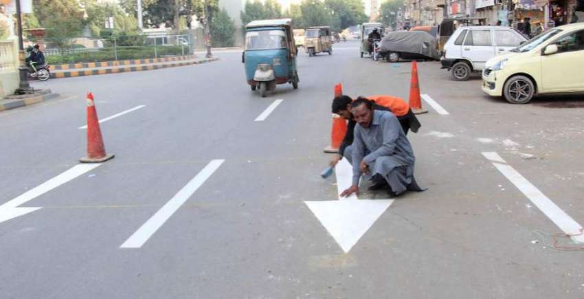کراچی، برنس روڈ پر ٹریفک کی بہتر روانی کیلئے لائینیں لگائی ..