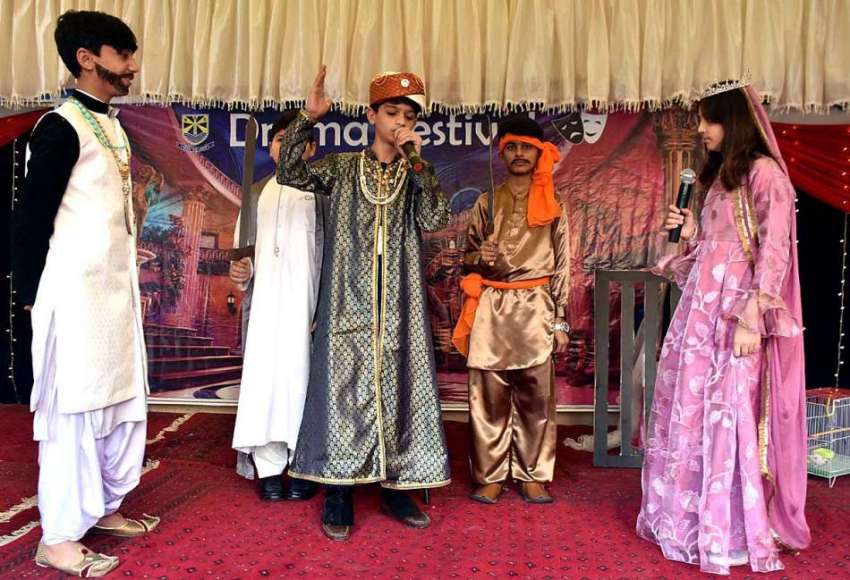 پشاور: بی ایچ ایس ایس ورسک کیمپس میں ڈرامہ فیسٹیول کے دوران ..