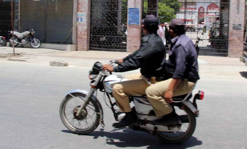 کراچی : موٹرسائیکل پرڈبل سواری کی خلاف ورزی کرتے ہوئے پولیس ..