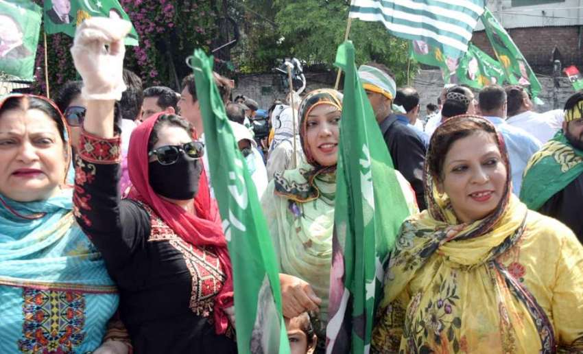 لاہور: پاکستان مسلم لیگ (ن) کی خواتین کارکنان بھارت کے پانچ ..