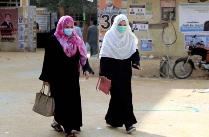 کراچی، خواتین کورونا ایس او پیز پر عملدرآمد کرتے ہوئے سٹی ..