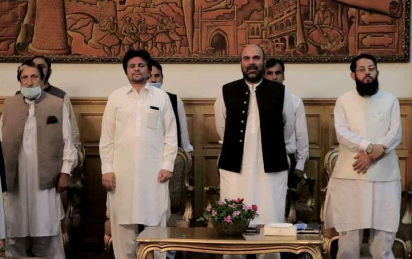 پشاور: گورنر ہاؤس میں منعقدہ تقریب حلف برداری کے موقع پر ..