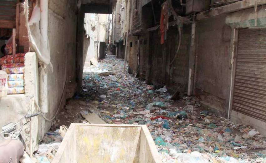 کراچی : نیا آباد میں کچرا نہ اٹھائے جانے کے باعث گلی میں پڑا ..