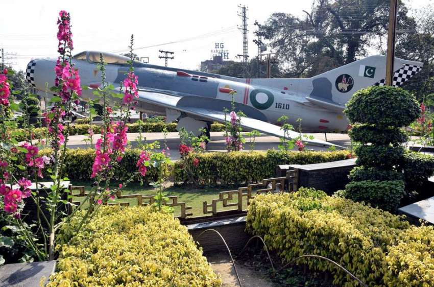 لاہور: چائنہ چوک میں نصب طیارے کے پاس کھلے پھول خوبصورت منظر ..