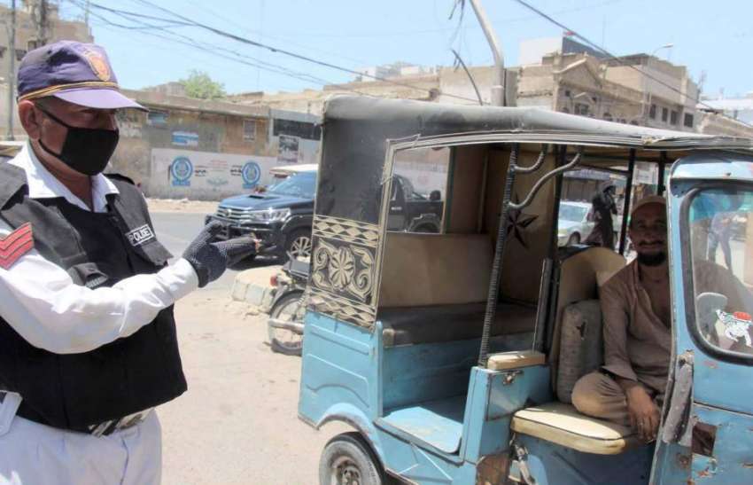 کراچی : ٹاور پرٹریفک پولیس اہلکار کشہ ڈرائیور کا ماسک نہ ..
