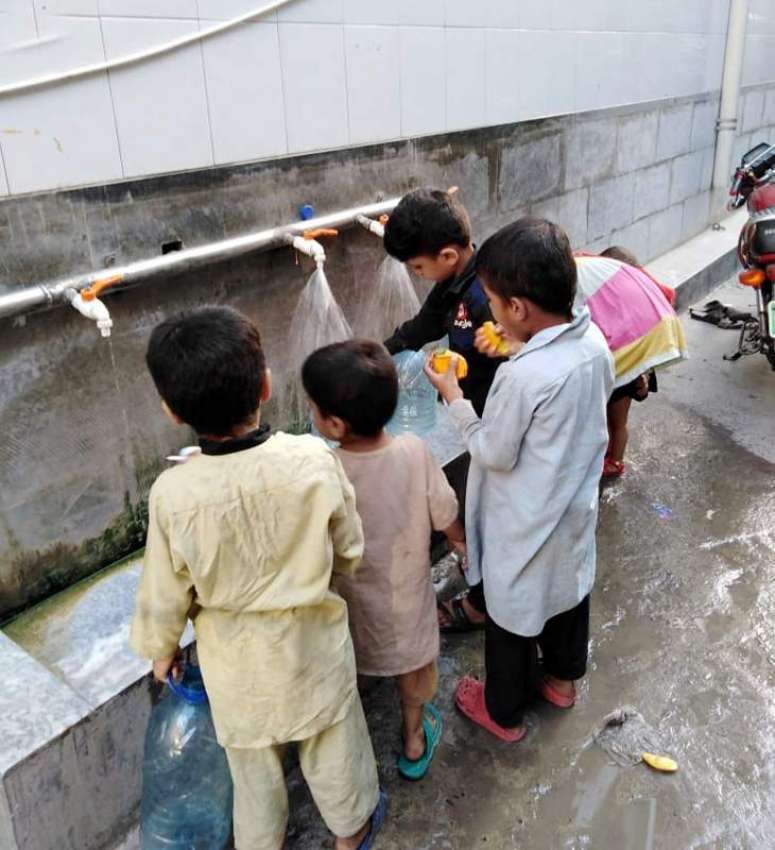 لاہور گلبرگ کے علاقہ میں مکہ کالونی میں بچے فلٹر پلانٹ سے ..
