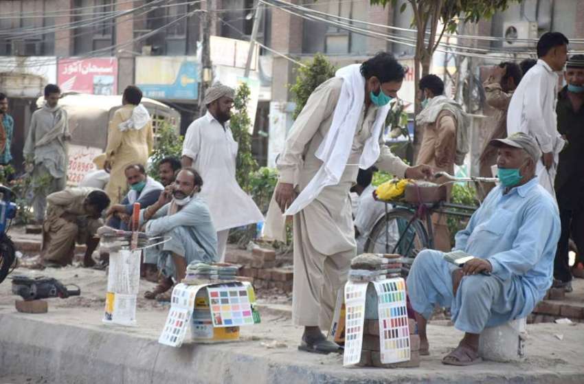 لاہور : رنگساز اور مزدور رزق کی تلاش میں بیٹھے ہیں۔ 