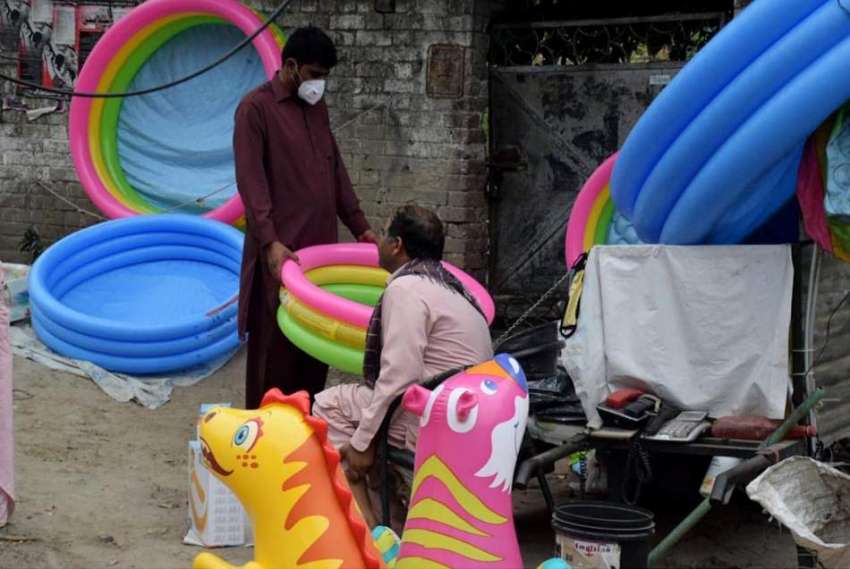 لاہور: ایک شخص بچوں کے لئے پانی والا ٹپ خرید رہا ہے۔ 