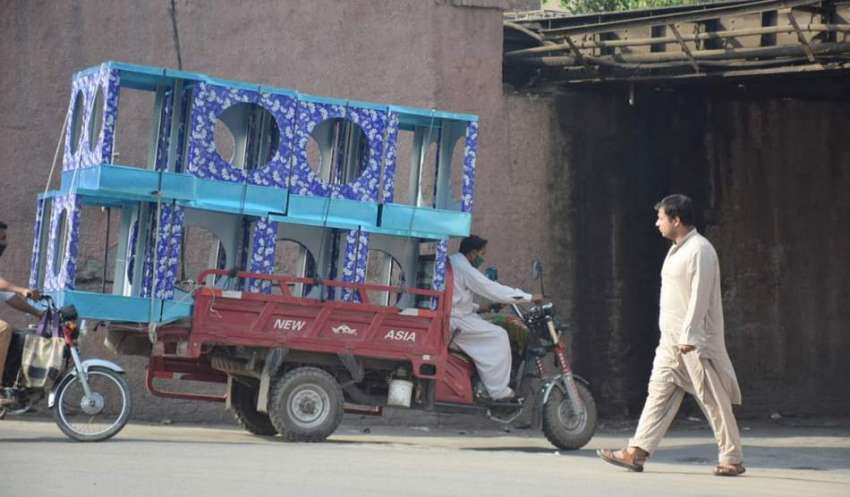 لاہور: ایک شخص ائیر کولر رکشے  پر لوڈ کئے مارکیٹ جارہا ہے ..
