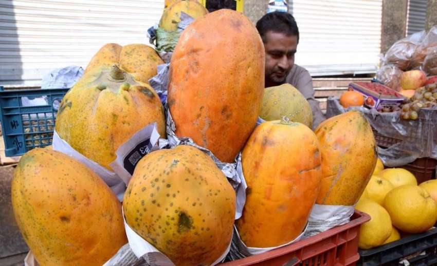 لاڑکانہ: پاکستانی چوک روڈ پر ایک دکاندار پھل فروخت کررہا ..