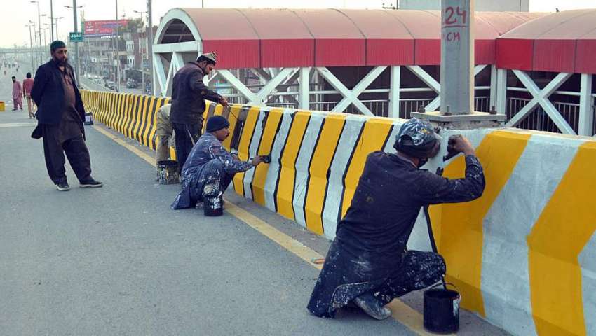 ملتان: جنرل بس اسٹینڈ روڈ کی سائیڈ دیوار پر مزدور پینٹ کر ..
