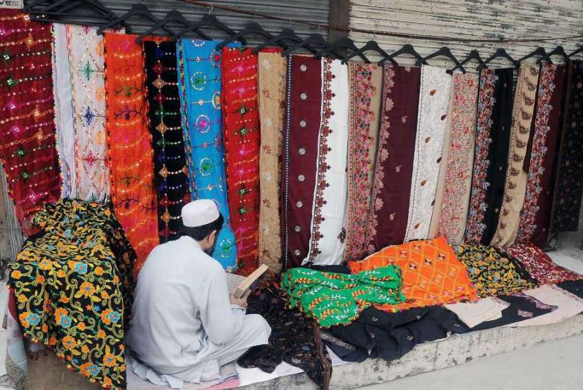 راولپنڈی: بند دکانوں کے باہر کیڑوں کا سٹال لگائے ایک دکاندار ..
