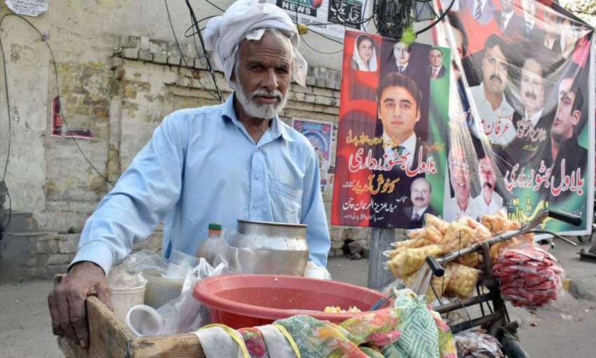 لاہور: ایک محنت کش کھانے پینے کی اشیاء فروخت کر رہا ہے
