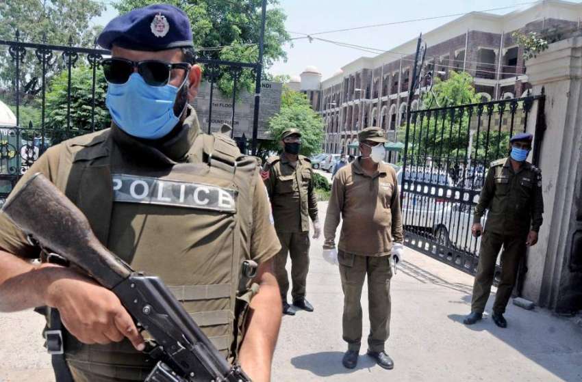راولپنڈی: احاطہ کچہری میں ماسک پہنے پولیس اہلکار الرٹ کھڑے ..