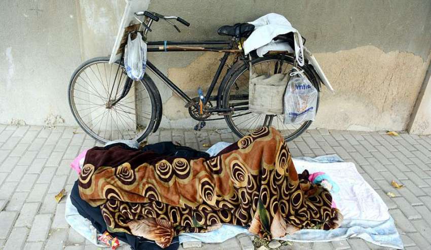 کراچی: ٹھنڈے موسم سے بچنے کے لئے کمبل لپیٹے ہوئے ایک بے گھر ..