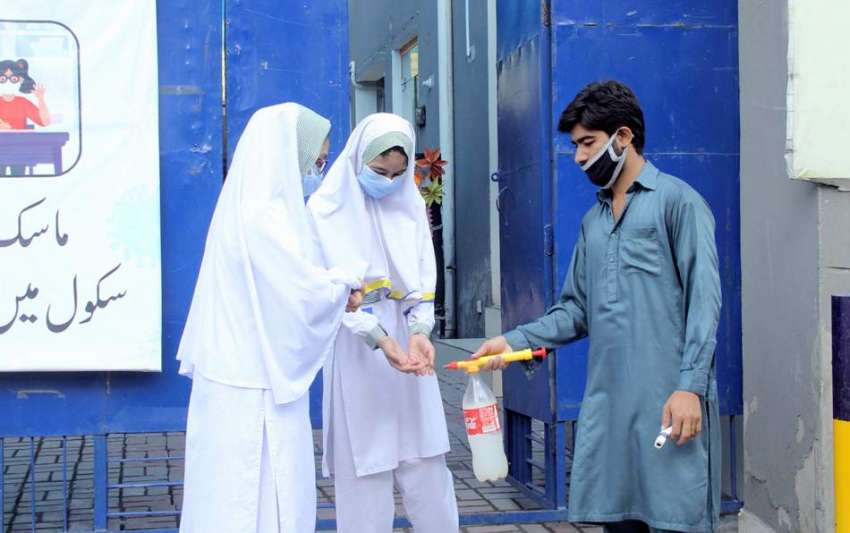 لاہور :سکول کا عملہ کرونا وائرس کی وجہ سے چھ ماہ کی بندش
کے ..