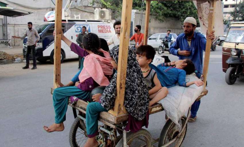 کراچی: لاک ڈوان کے باعث پبلک ٹرانسپورٹ نہ ہونے کے سبب ایک ..