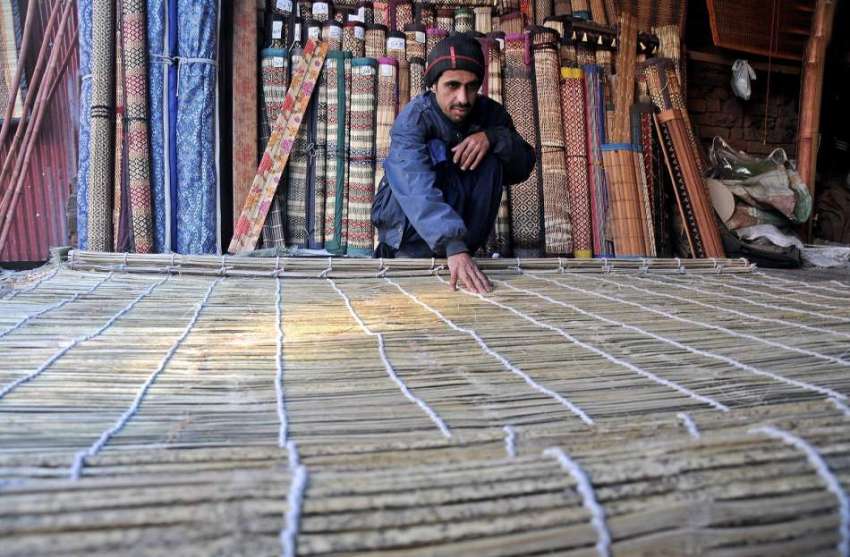 راولپنڈی:صدر بازار میں ایک کاریگر چک بنانے میں مصروف ہے
