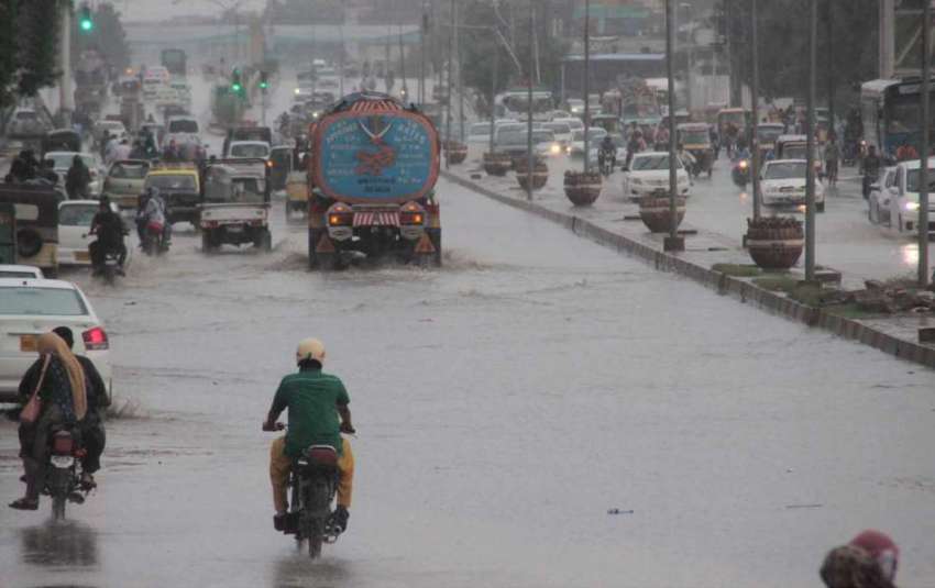 کراچی: کورنگی روڈ پرجمع ہونیوالے بارش کے پانی سے گاڑیاں ..