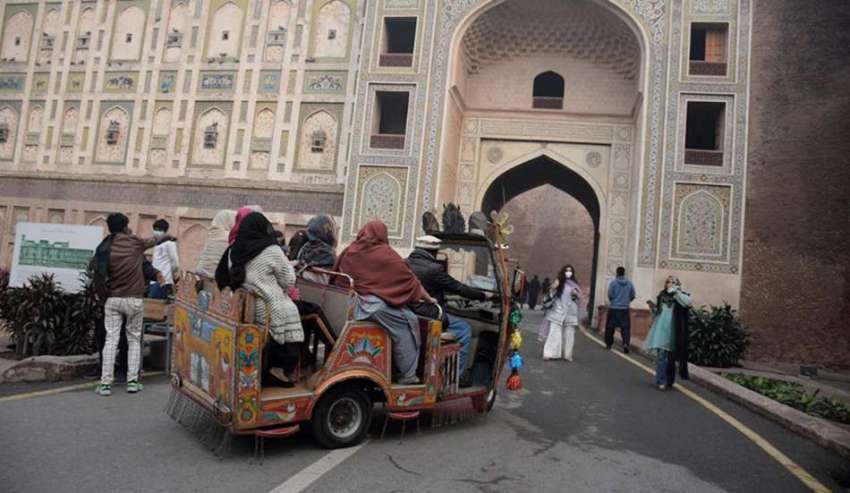 لاہور، شاہی قلعہ کی سیر کیلئے شہری رکشہ کی سواری سے لطف اندوز ..