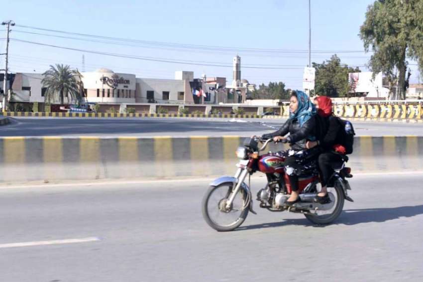 فیصل آباد: موٹرسائیکل سوار لڑکیاں اپنی منزل کی طرف جارہی ..
