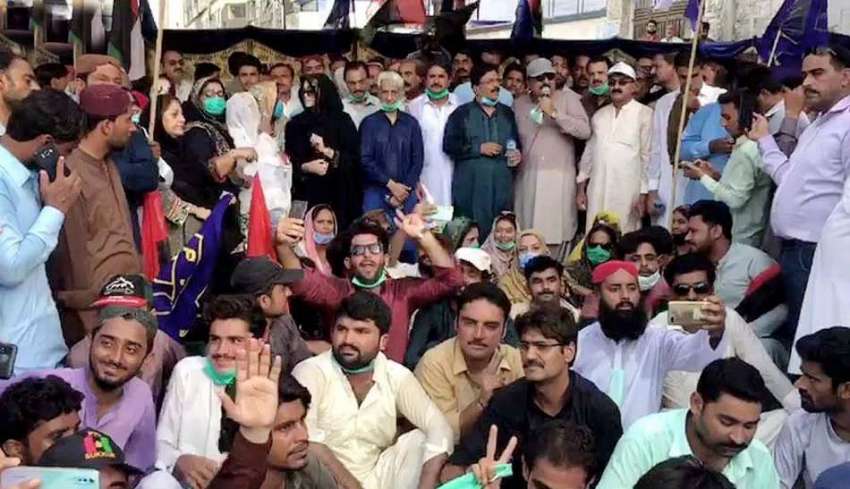 سکھر: پی پی پی کے کارکن وفاقی حکومت کی پالیسیوں کے خلاف احتجاج ..