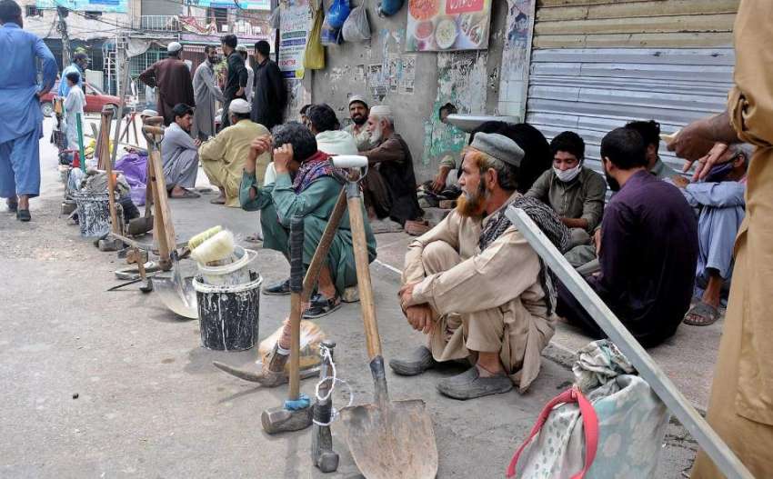 راولپنڈی: بنی چوک میں دیہاڑی دار مزدور کام کے انتظار میں ..