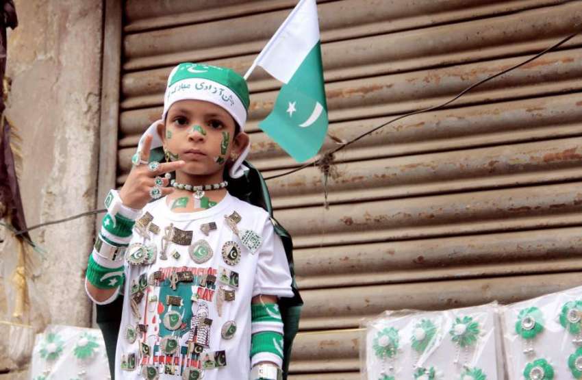 کراچی : جشن آزادی منانے کے جذبے سے سرشار ایک بچے نے قومی پرچم ..