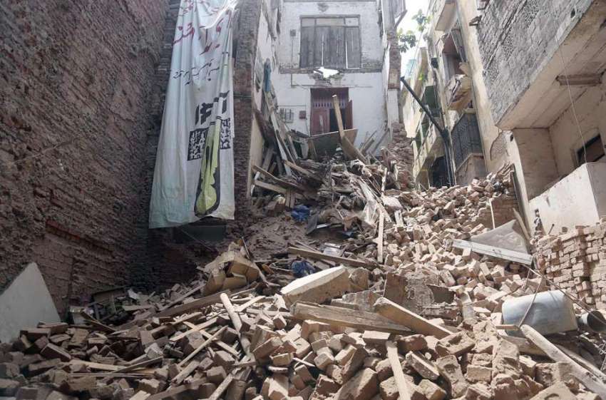 لاہور : بھاٹی گیٹ کے علاقے میں منہدم ہونے والی تین منزلہ ..