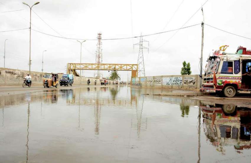 کراچی: کورنگی قیوم آباد کے علاقہ میں سڑک پر بارش کا پانی ..