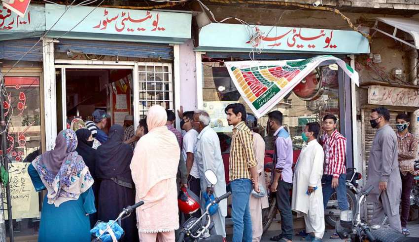 لاہور: گروسری خریدنے کے لئے یوٹیلیٹی اسٹور کے داخلی راستے ..