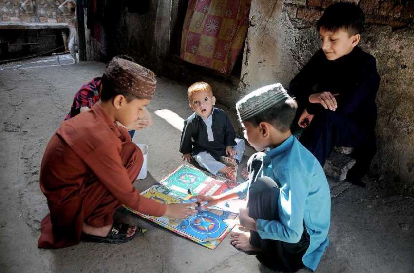 راولپنڈی: لاک ڈاون کے باعث بند سکولوں کے وجہ سے بچے ایک گلی ..