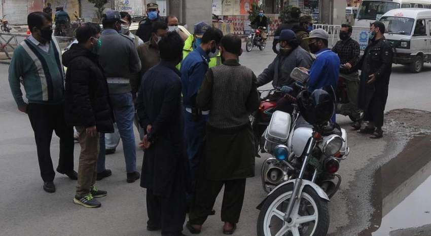 راولپنڈی، ڈبل سواری کی خلاف ورزی کرنے پر پولیس اہلکاروں ..