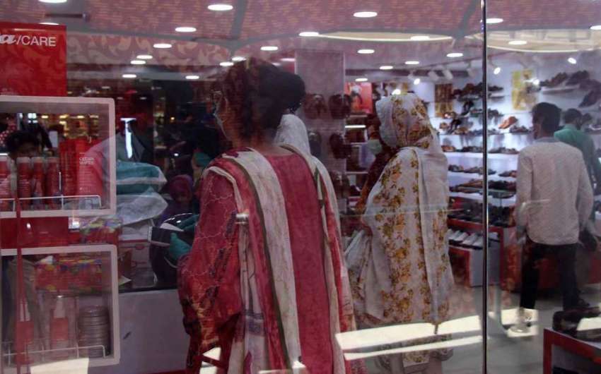 کراچی: شاپنگ سینٹر میں عید کی خریداری کے لیے آنے والے شہری ..