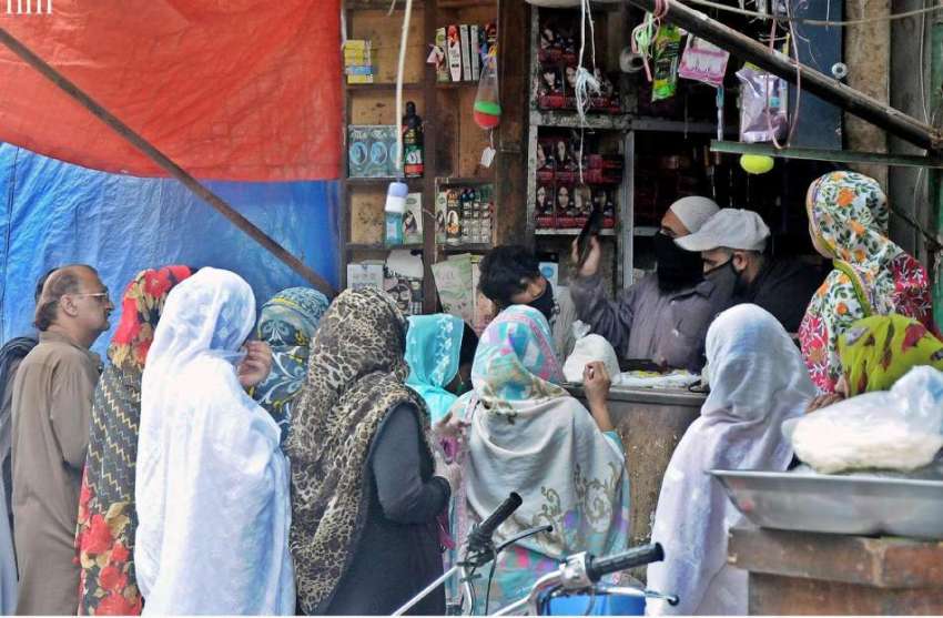 راولپنڈی : بوہڑ بازار میں کریانہ سٹور کے باہر خواتین بغیر ..