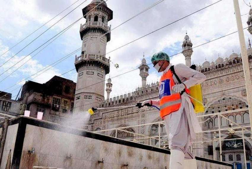 پشاور، مسجد مہابت خان میں کورونا وائرس سے بچائو کیلئے جراثیم ..