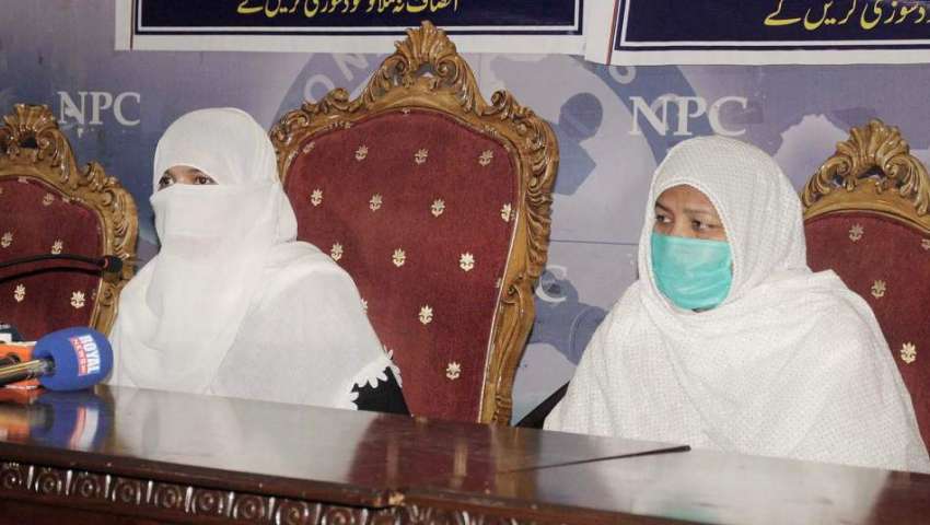 اسلام آباد: چکوال کی رہائشی متاثرہ خاتون پروین بیگم اپنی ..