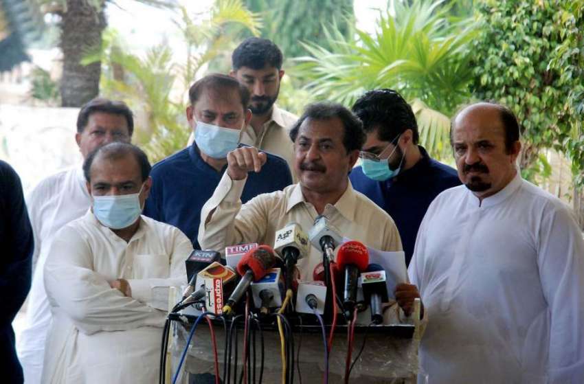 کراچی : پاکستان تحریک انصا کے رہنما حلیم عادل شیخ خطاب کررہے ..