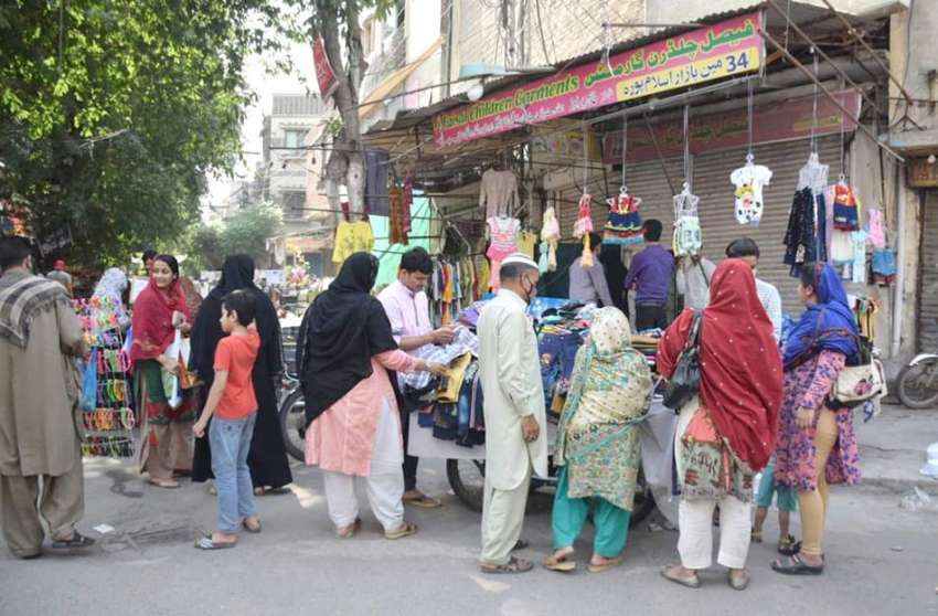 لاہور : مردوخواتین شہری اسلام پورہ میں دکانیں بند ہونے کی ..
