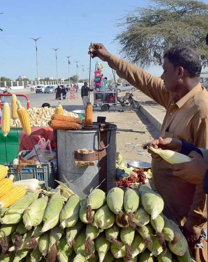کراچی: گاہکوں کو راغب کرنے کے لئے ایک دکاندار سٹے بھون رہا ..