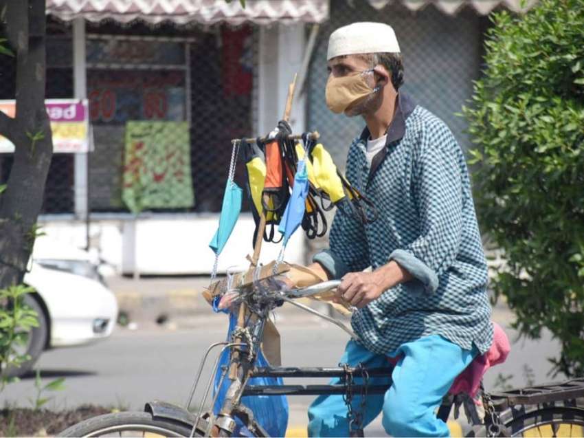 لاہور: ایک محنت کش سائیکل پر ماسک فروخت کرنے کیلئے جارہا ..