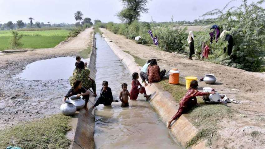 فیصل آباد:نہر کنارے پانی میں نہاتے ہوئے بچے لطف اندوز ہو ..