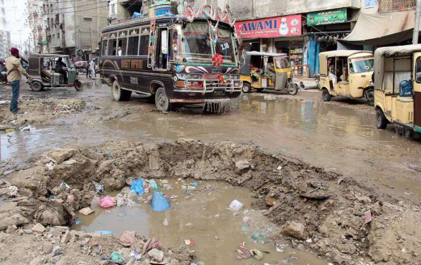 کراچی:عرصہ دراز سے رنچھولائن کی سٹرک ٹوٹ پھوٹ کا شکار ہے ..