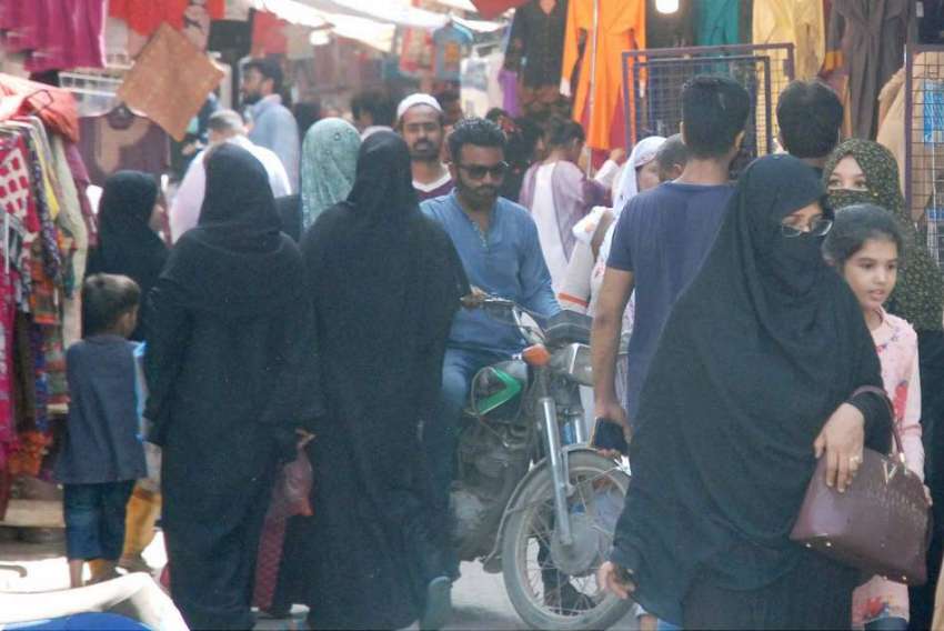 کراچی :صدر بوہری بازار میں خواتین پانچ بجے سے قبل عید کی ..