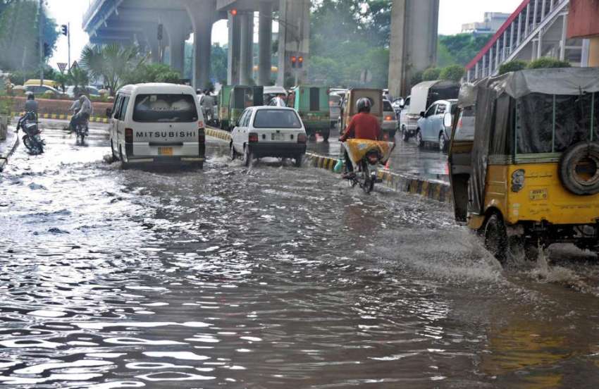 راولپنڈی:صبح سویرے ہونیوالی موسلا دھار بارش کے باعث مری ..