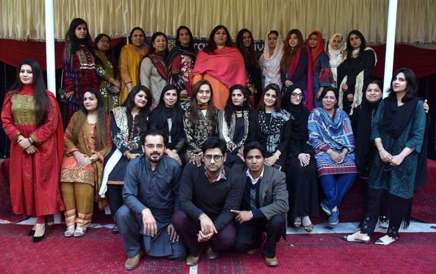 پشاور: ڈرامہ فیسٹیول کے دوران اساتذہ کے ساتھ گروپ فوٹو۔
